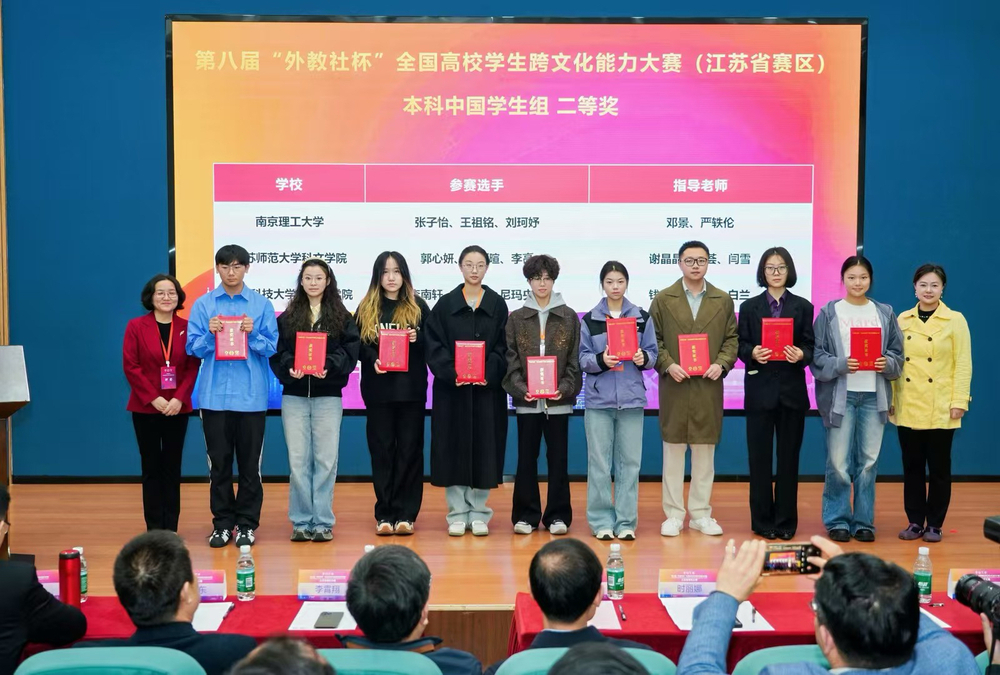 专家评委为获胜团队颁奖