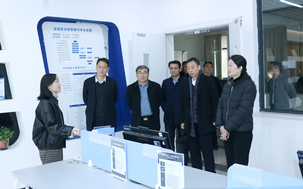 考察安徽信息工程学院智慧教室