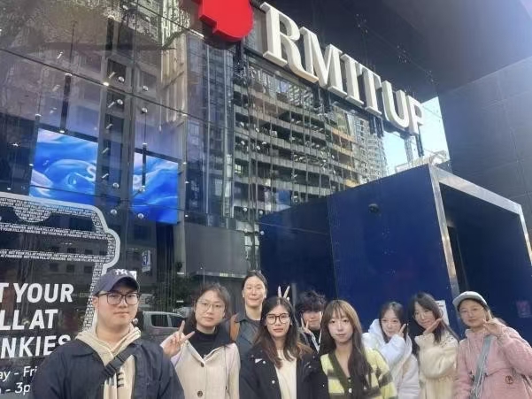 在RMIT UP前的合影