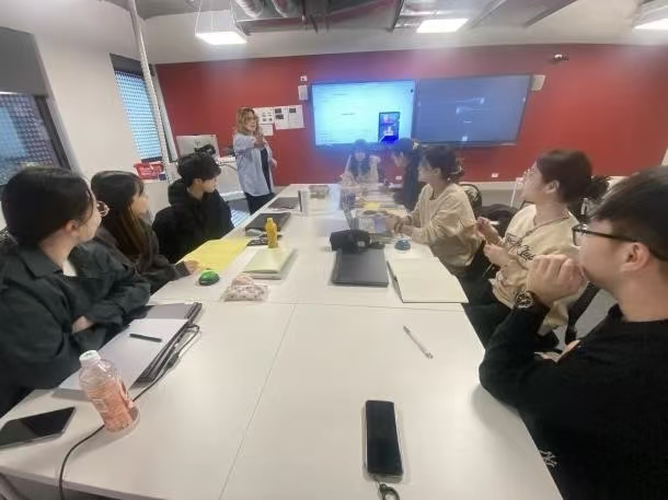 学生在课堂上认真听课