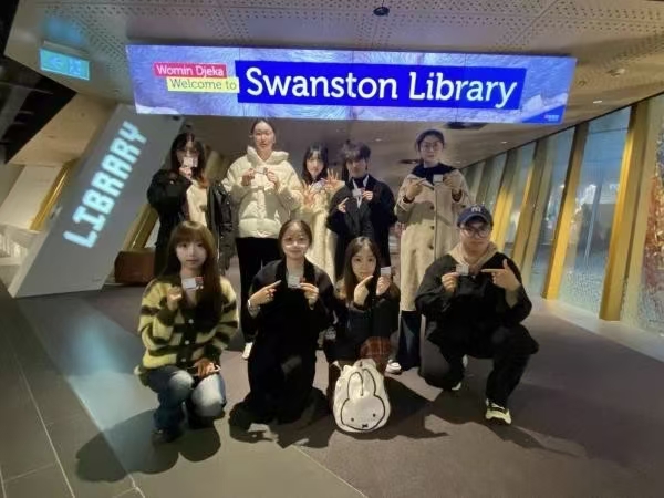在Swanston Library里的合影