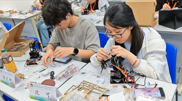 2026暑期 · 澳门科技大学 · 同学们亲手组装机械臂、编写控制代码