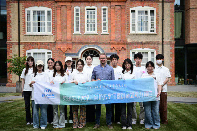 英国牛津剑桥项目团队在百年学府前合影